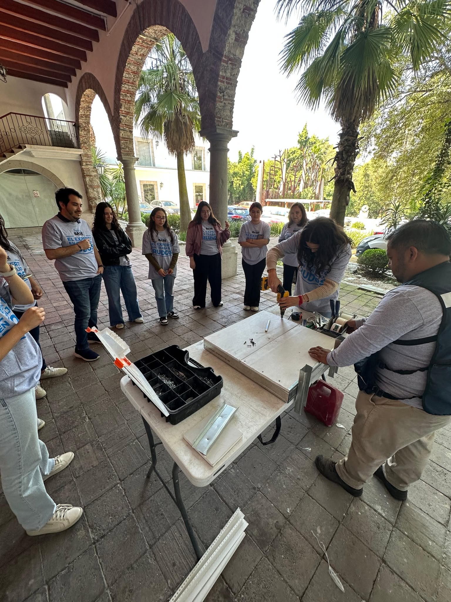 Capacitación Panel Rey × ZVA Interiores: una conversación técnica entre el sistema ligero y el interiorismo corporativo