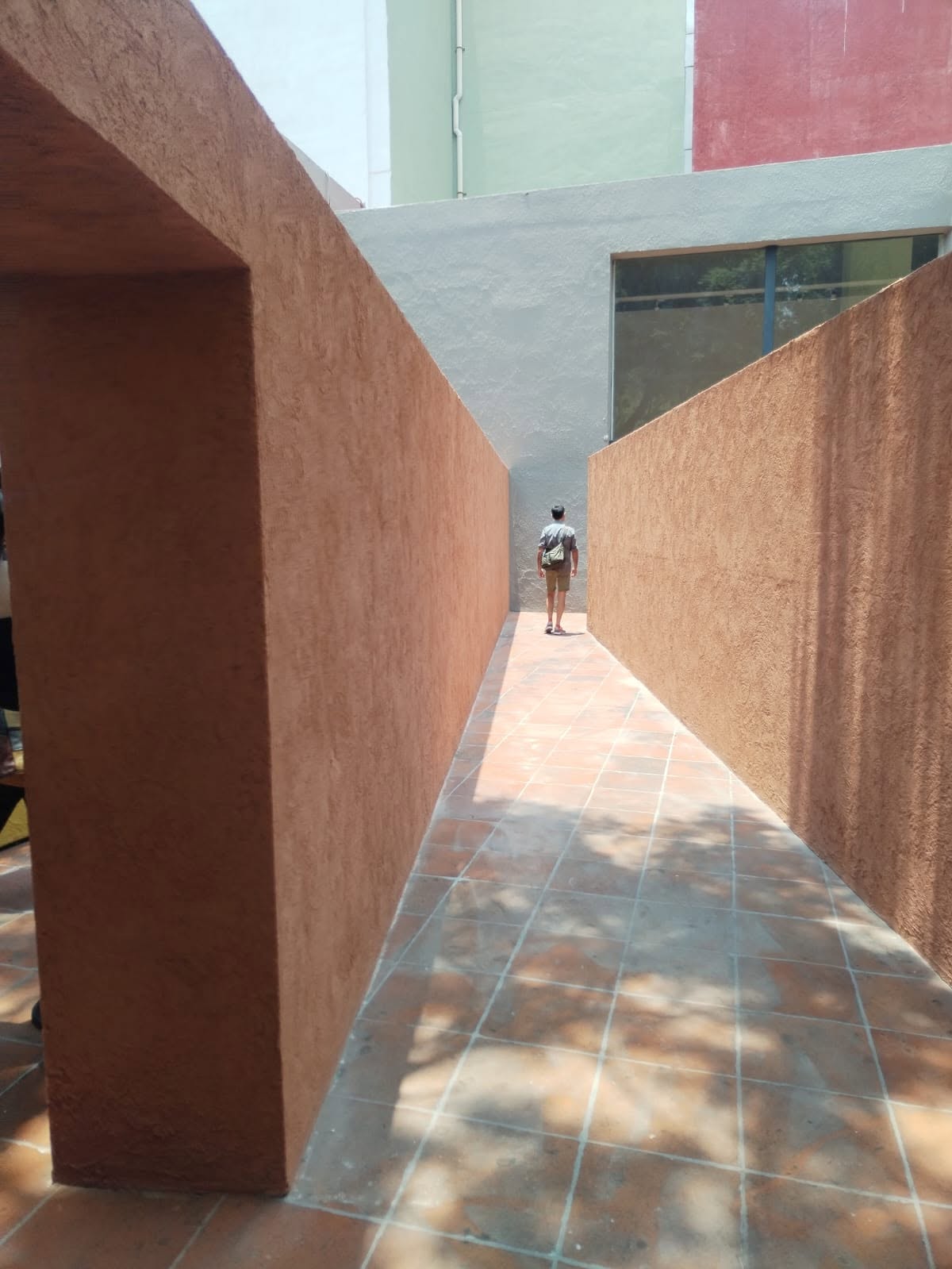 El eco de un pasillo: cuando Panel Rey acompana la arquitectura que no tiene cliente sino pregunta