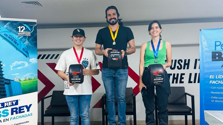 Velocidad y Diseño: Carrera de Go-karts con Panel Rey en Mérida