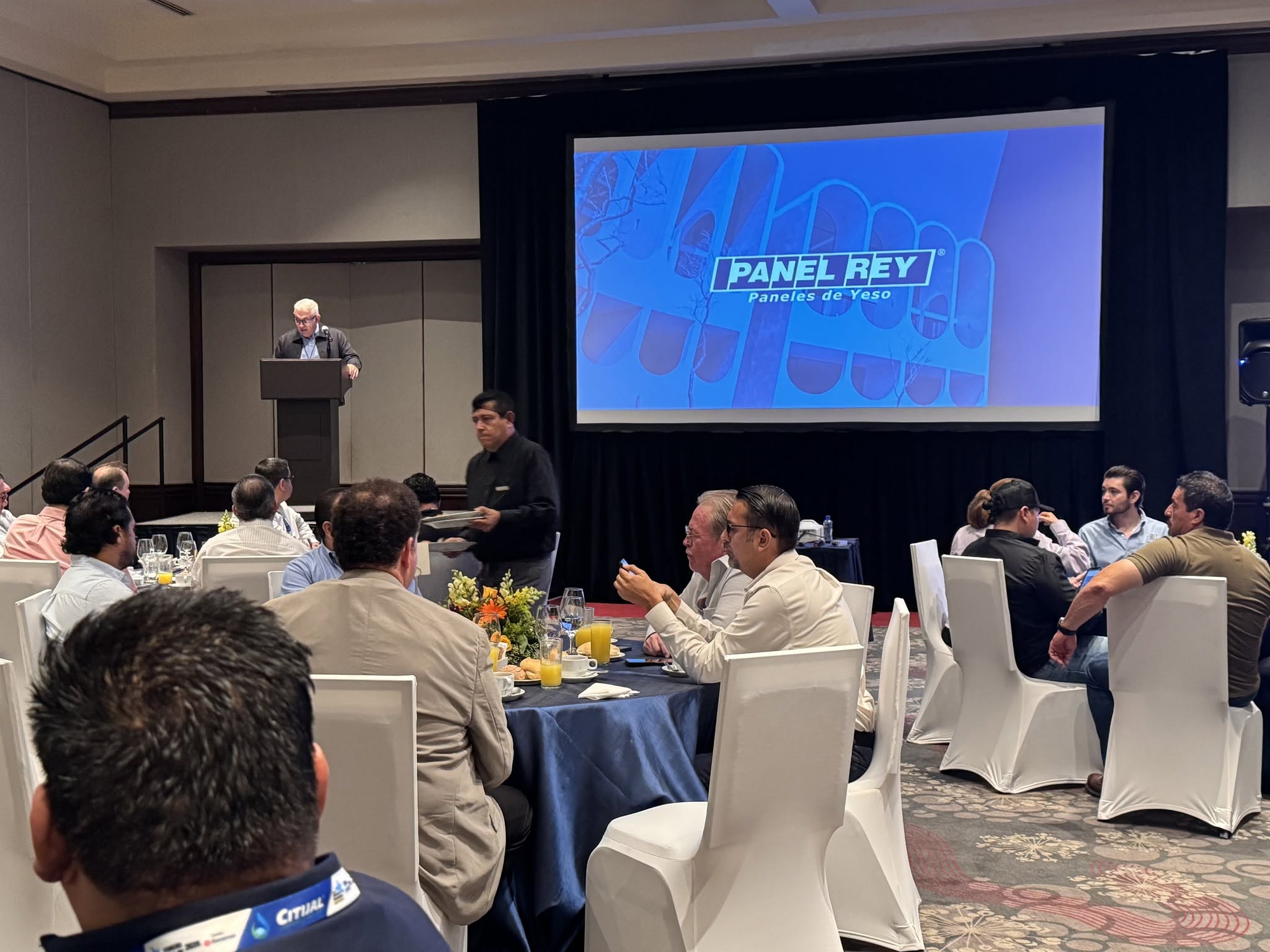 Gran Desayuno con Distribuidores Panel Rey de México y Latinoamérica