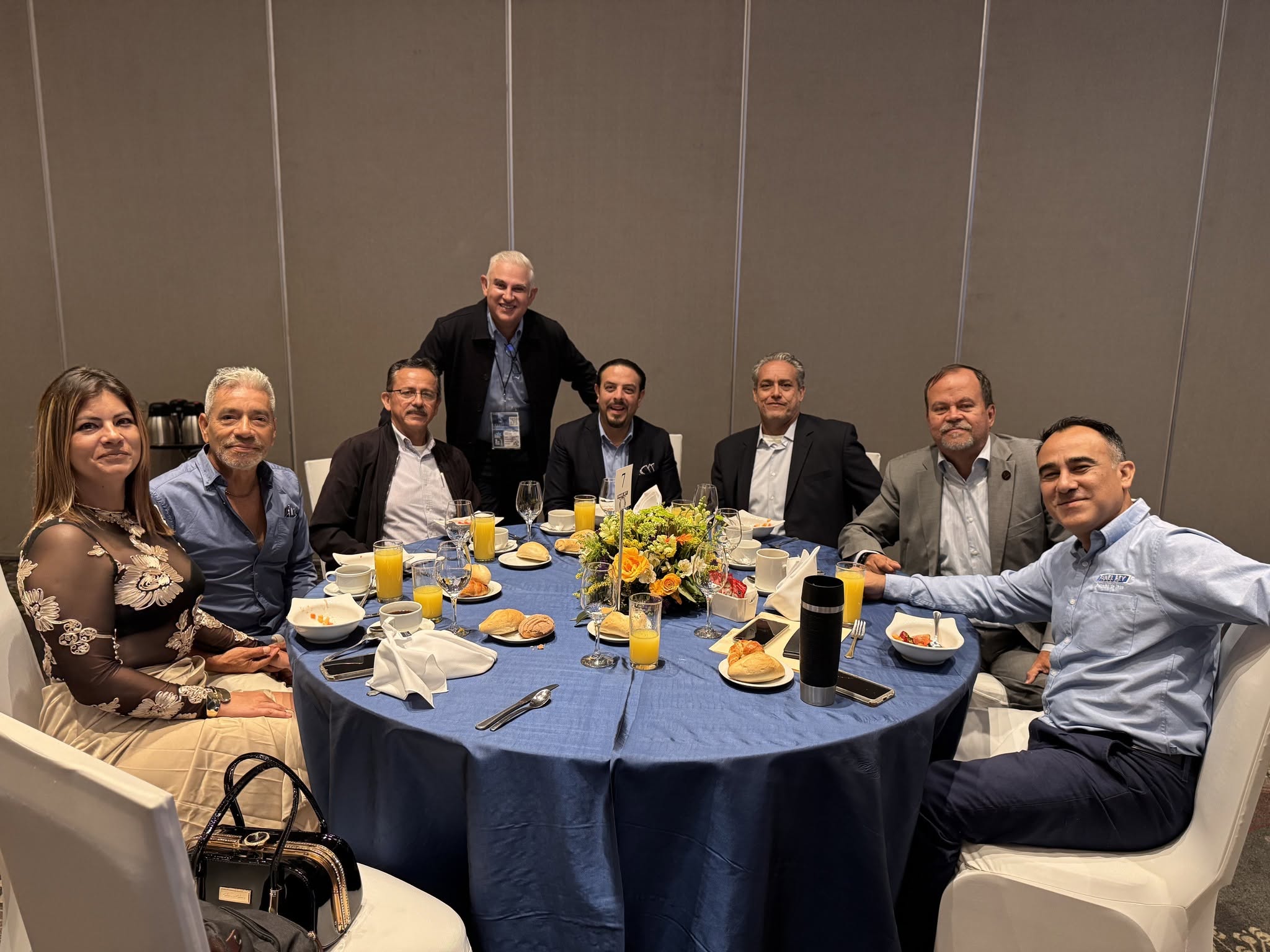 Gran Desayuno con Distribuidores Panel Rey de México y Latinoamérica