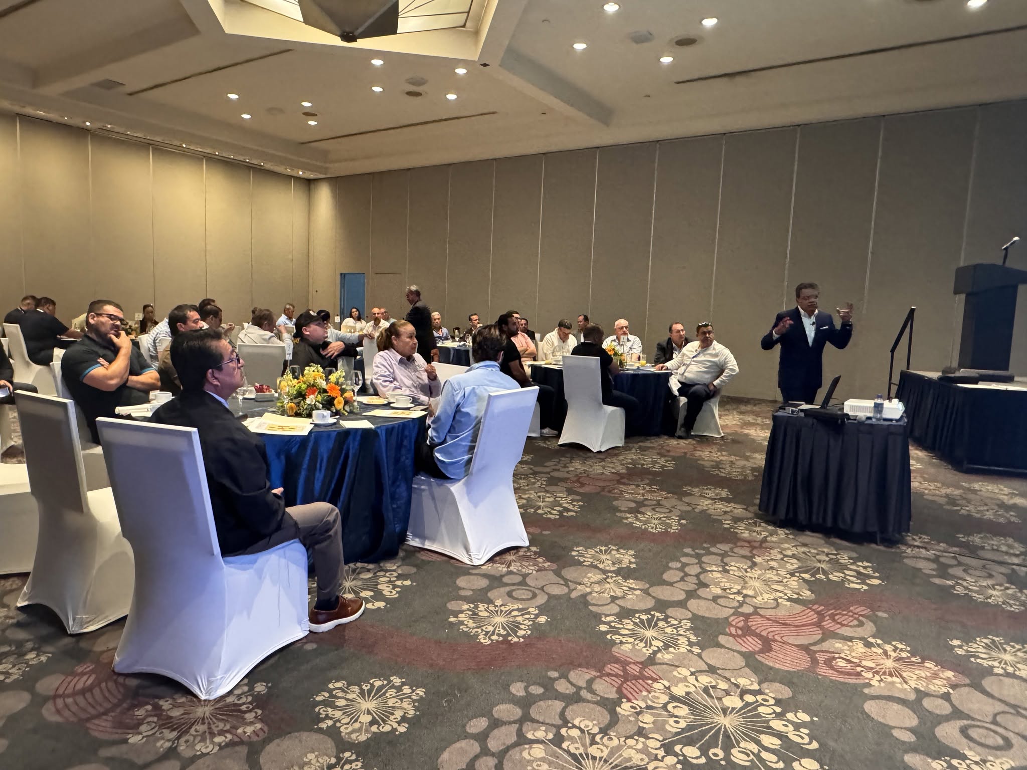 Gran Desayuno con Distribuidores Panel Rey de México y Latinoamérica