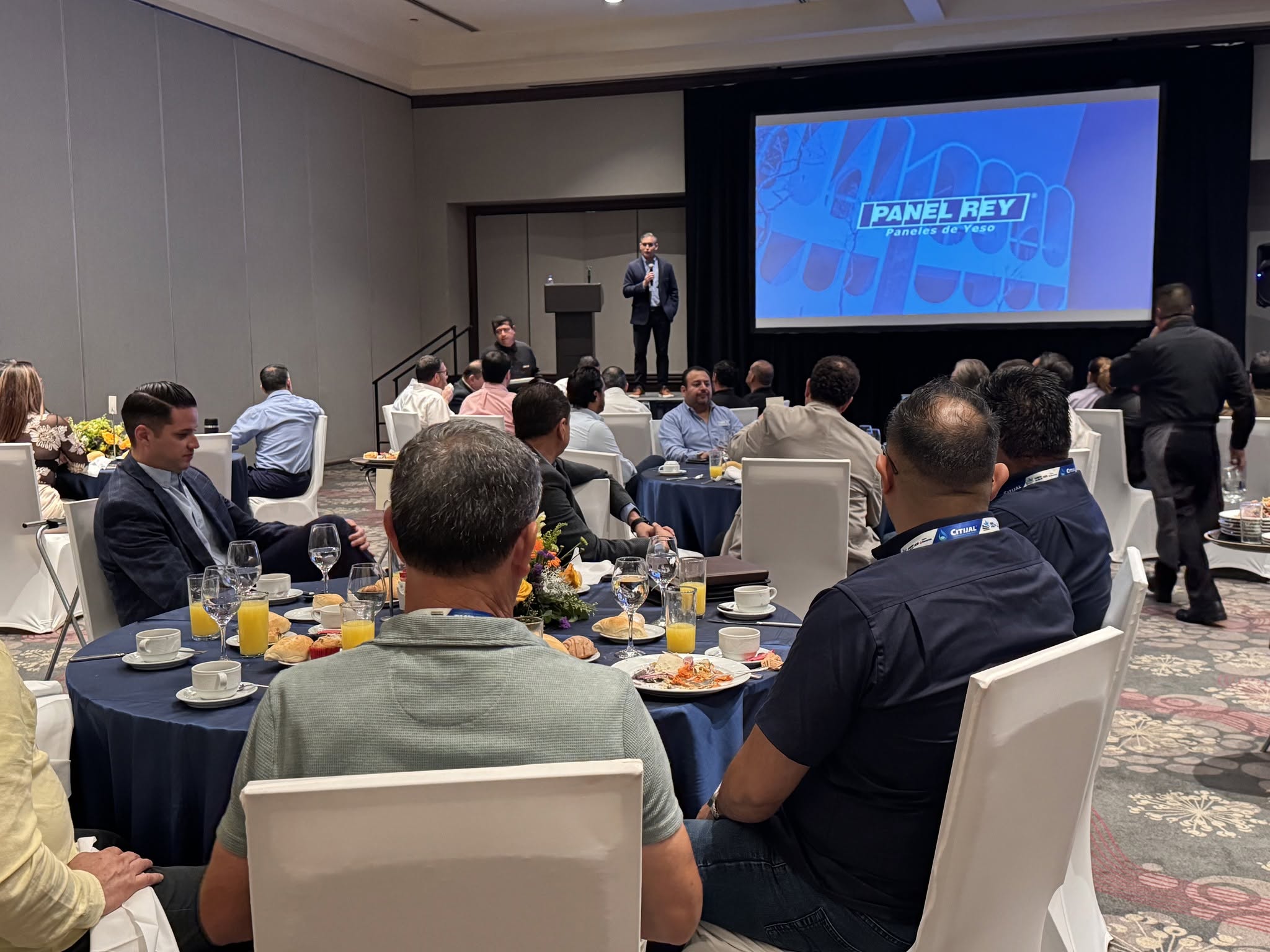 Gran Desayuno con Distribuidores Panel Rey de México y Latinoamérica