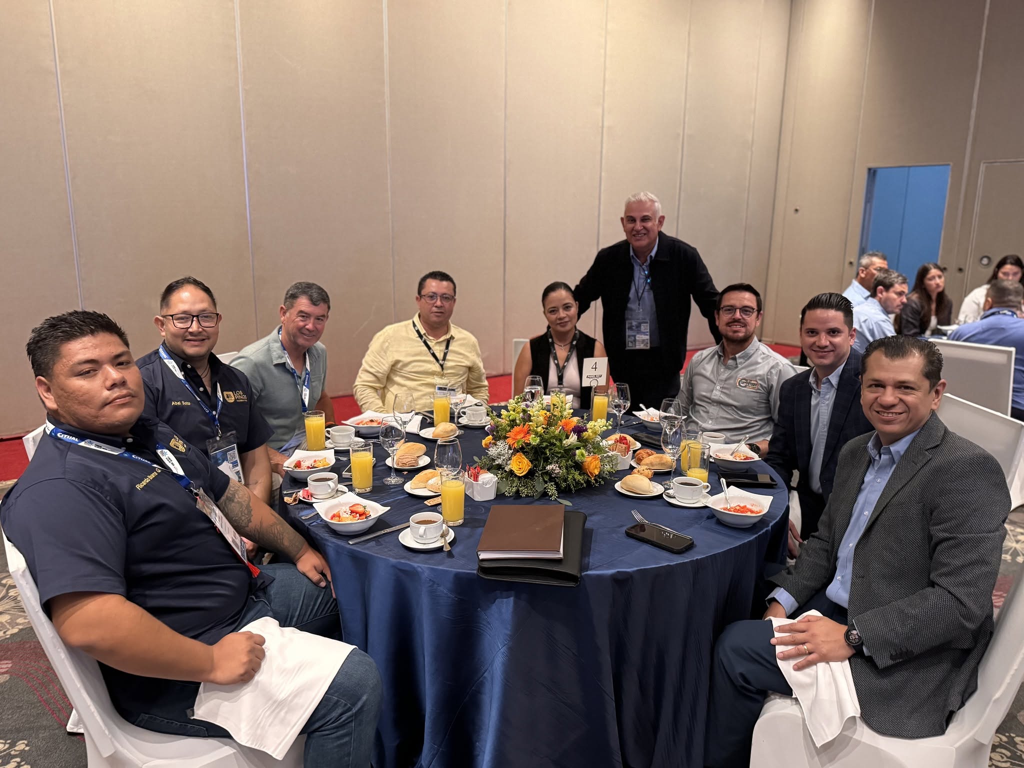 Gran Desayuno con Distribuidores Panel Rey de México y Latinoamérica