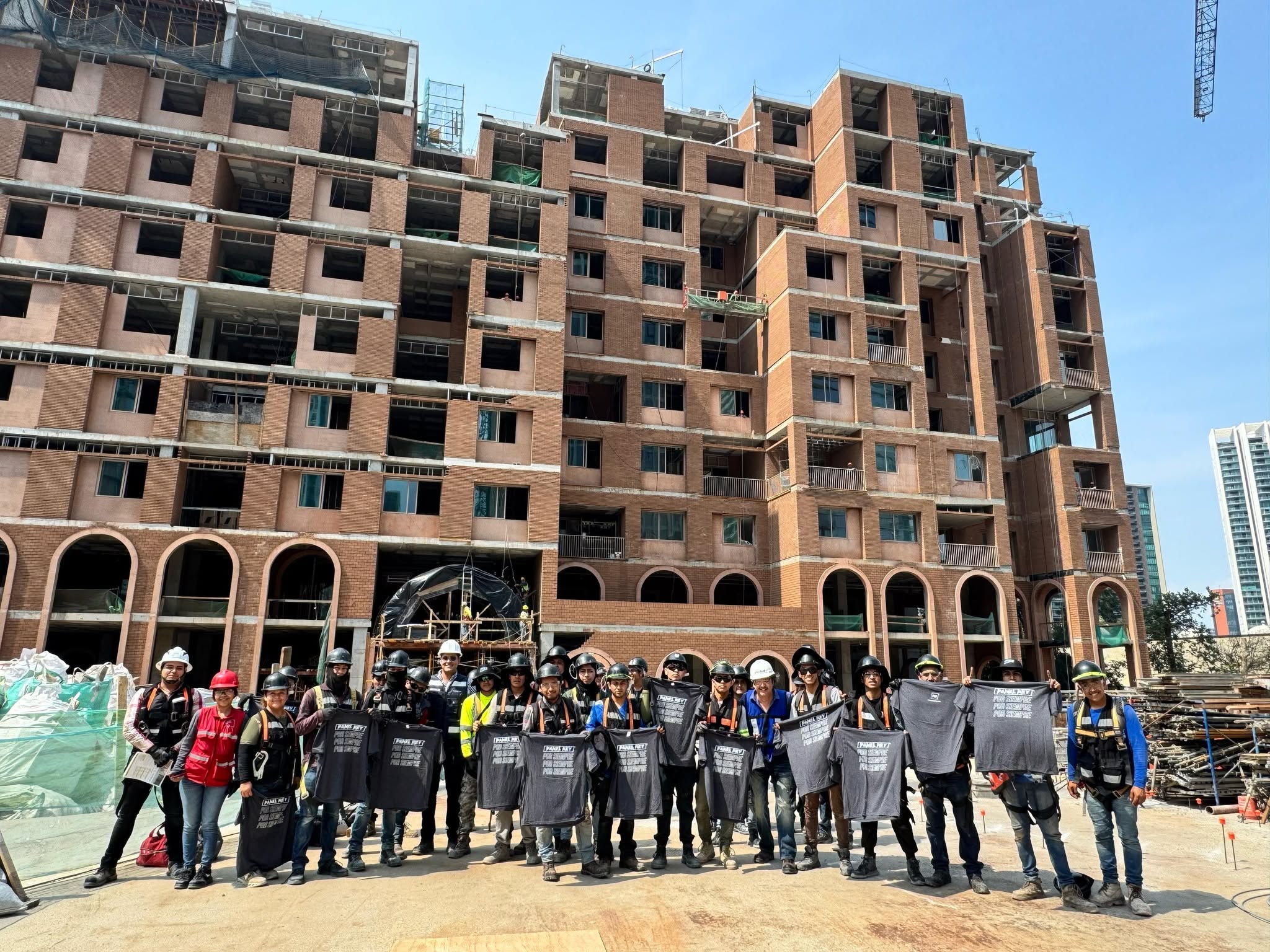 Dia de la Santa Cruz 2026 con instaladores de construccion ligera Panel Rey