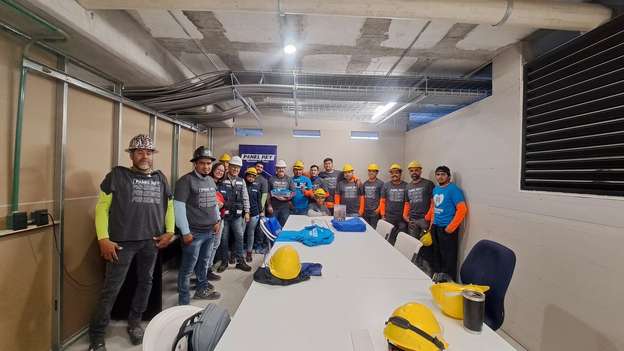 Dia de la Santa Cruz 2026 con instaladores de construccion ligera Panel Rey
