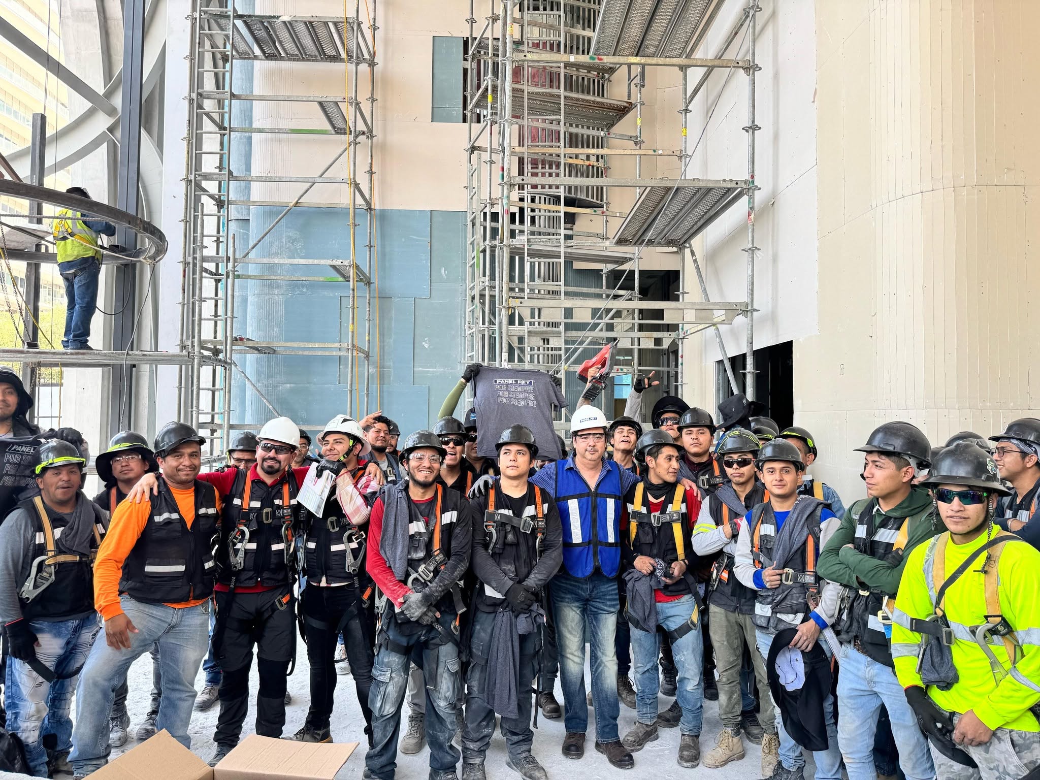 Dia de la Santa Cruz 2026 con instaladores de construccion ligera Panel Rey