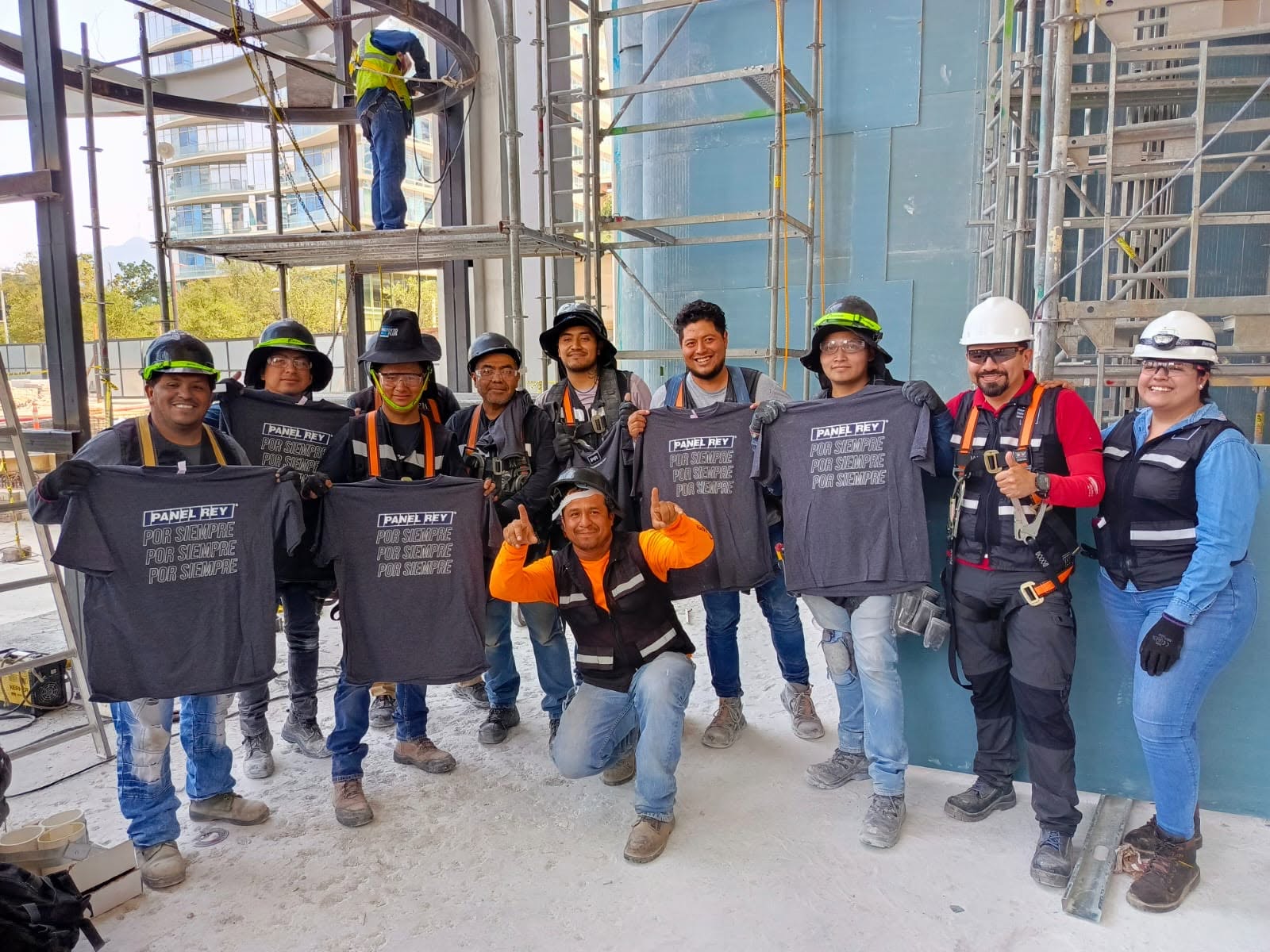 Dia de la Santa Cruz 2026 con instaladores de construccion ligera Panel Rey