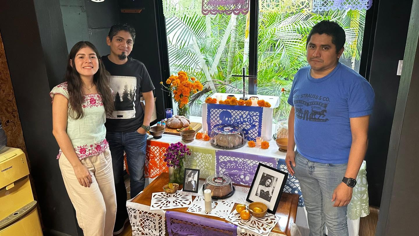 Visitas a despachos y socios comerciales en Dia de Muertos con pan de muerto
