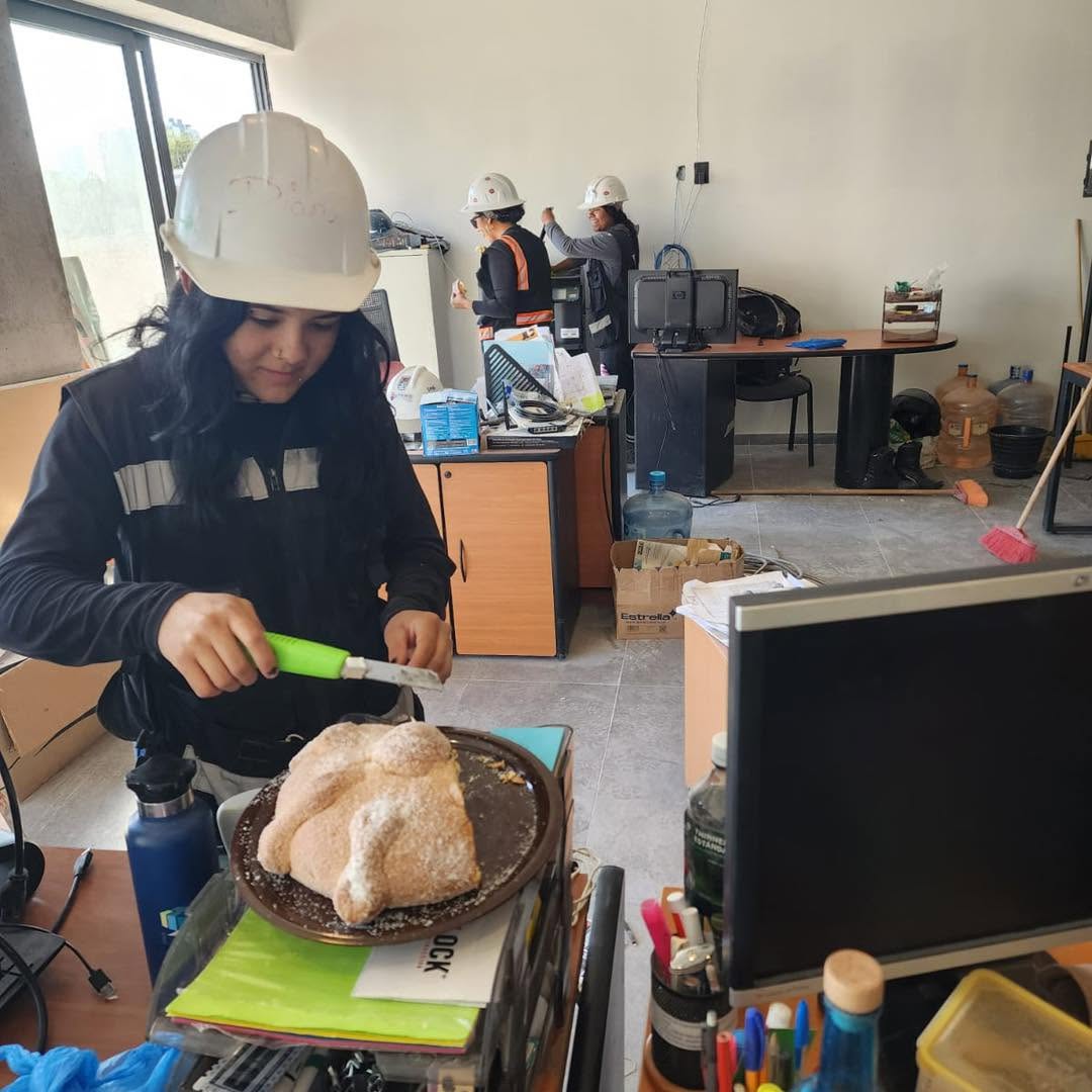 Visitas a despachos y socios comerciales en Dia de Muertos con pan de muerto