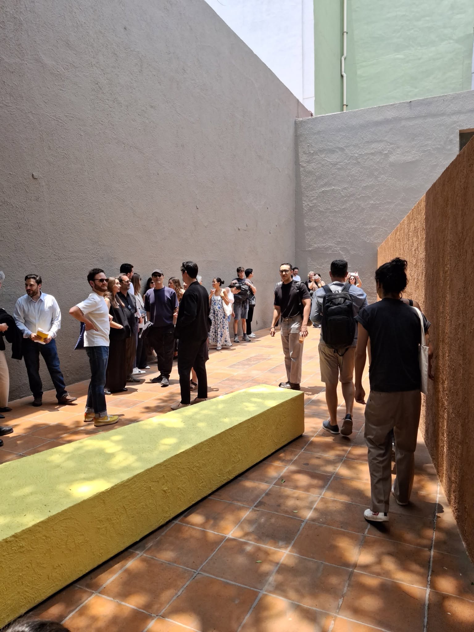 El eco de un pasillo: cuando Panel Rey acompana la arquitectura que no tiene cliente sino pregunta