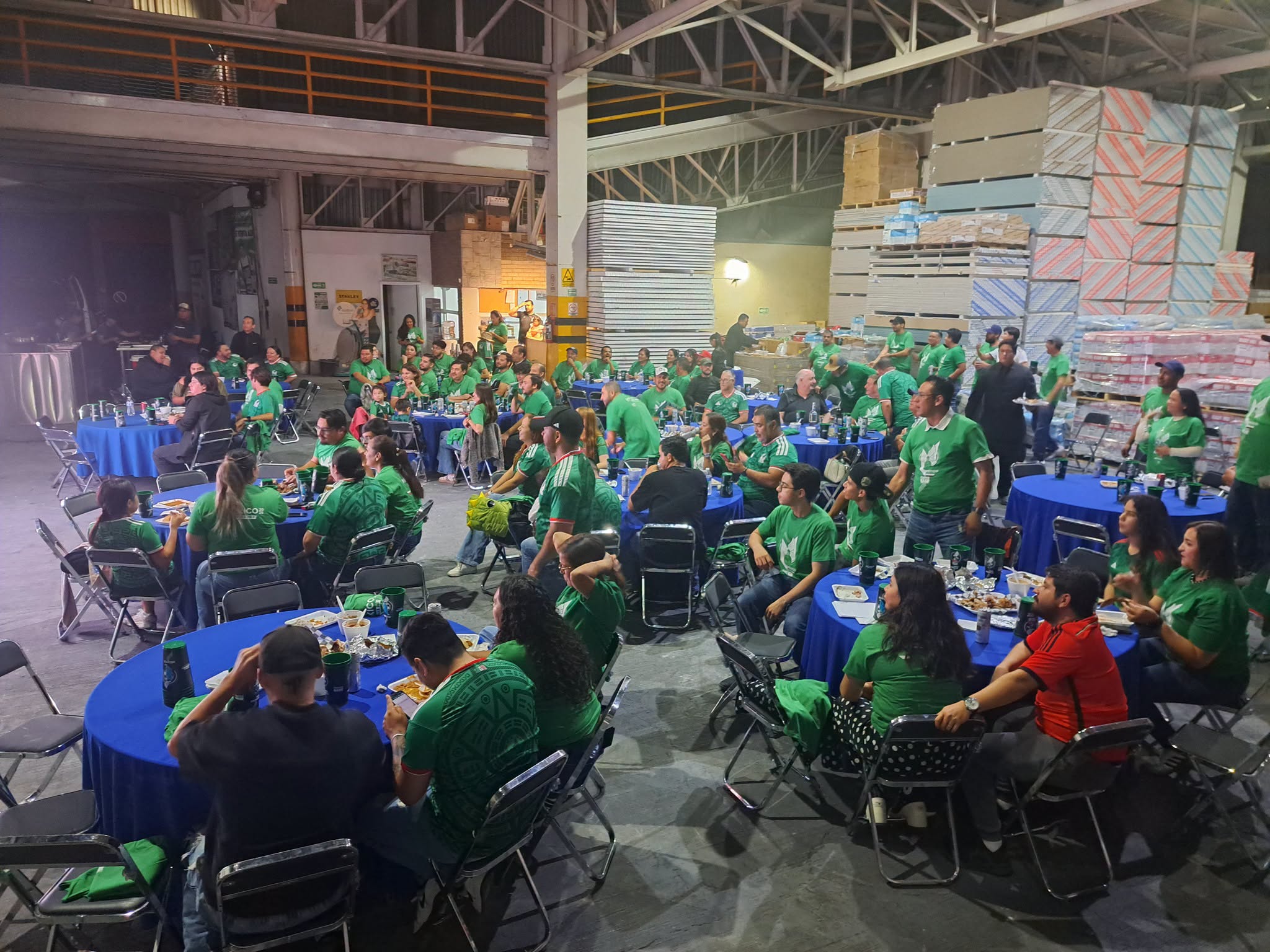 Noche de futbol Mexico vs. Chequia con Panel Rey y Materiales Livianos Coss y Leon