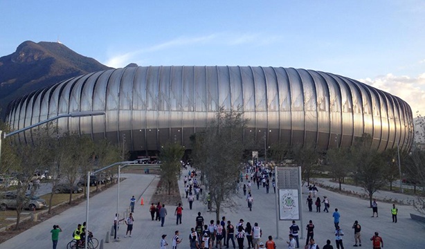 Panel Rey  presente en el nuevo estadio de Monterrey