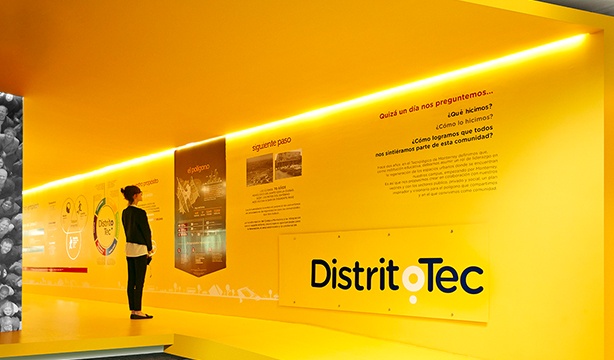 Showroom Distrito Tec con Panel Rey