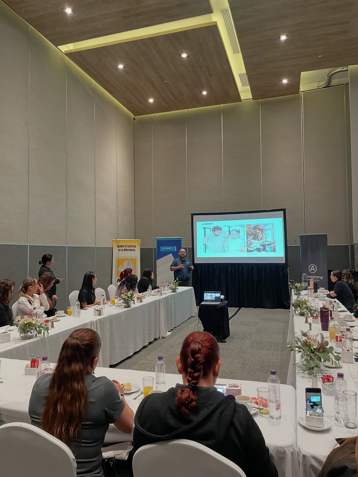 PanelReyExperience — Yoga + Brunch + Capacitación de Acústica