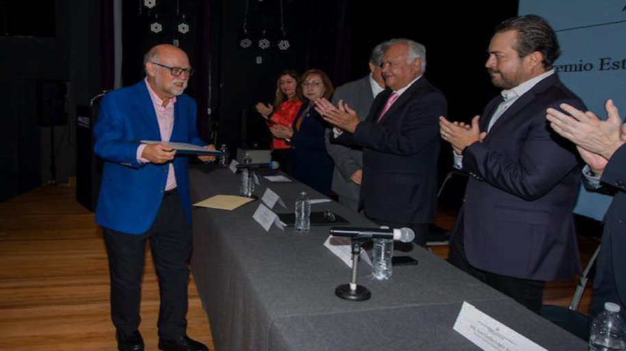 El Arq. Bernardo Hinojosa recibe galardón en el evento Premio Estatal de Arquitectura 2022