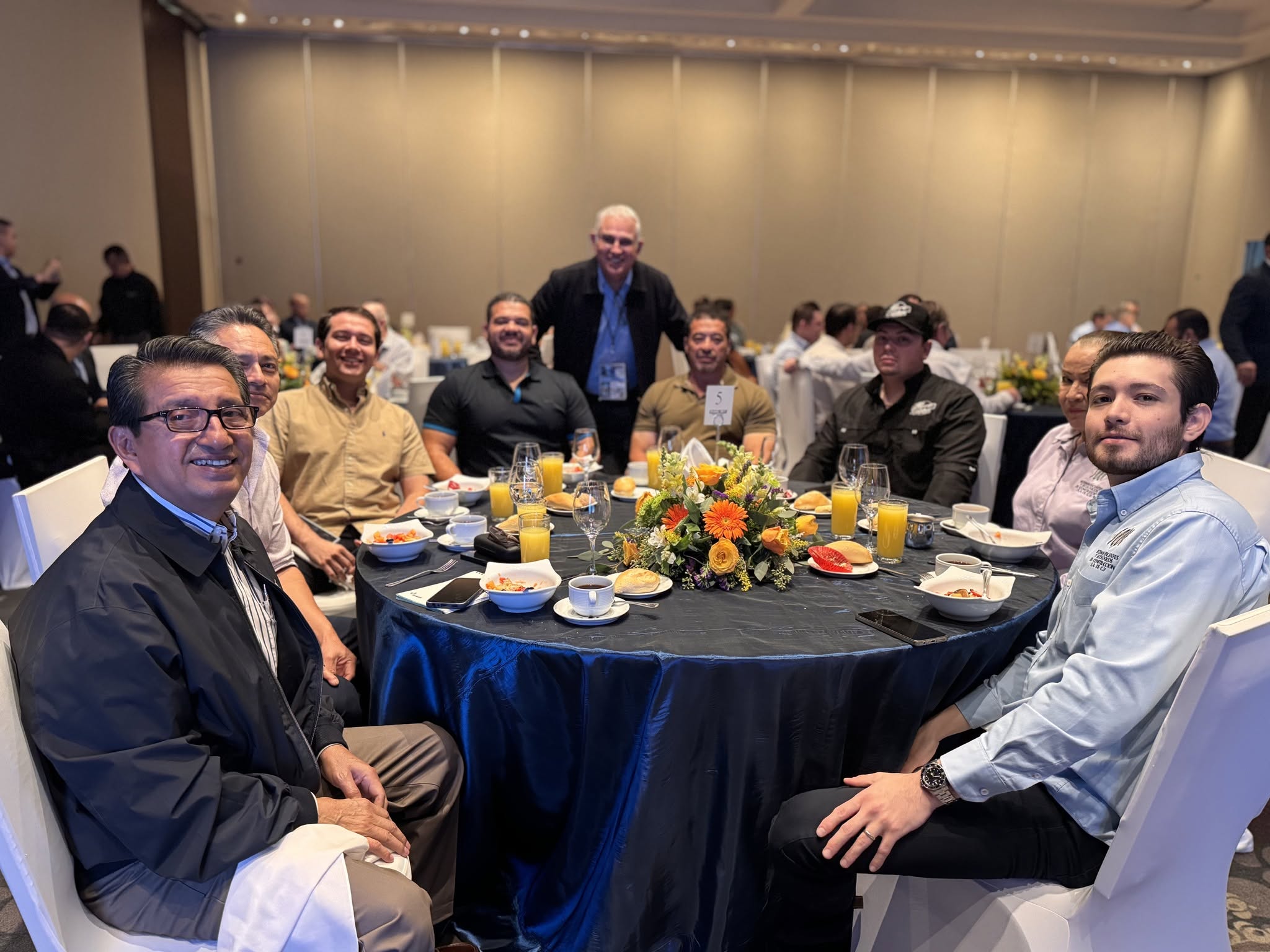 Gran Desayuno con Distribuidores Panel Rey de México y Latinoamérica