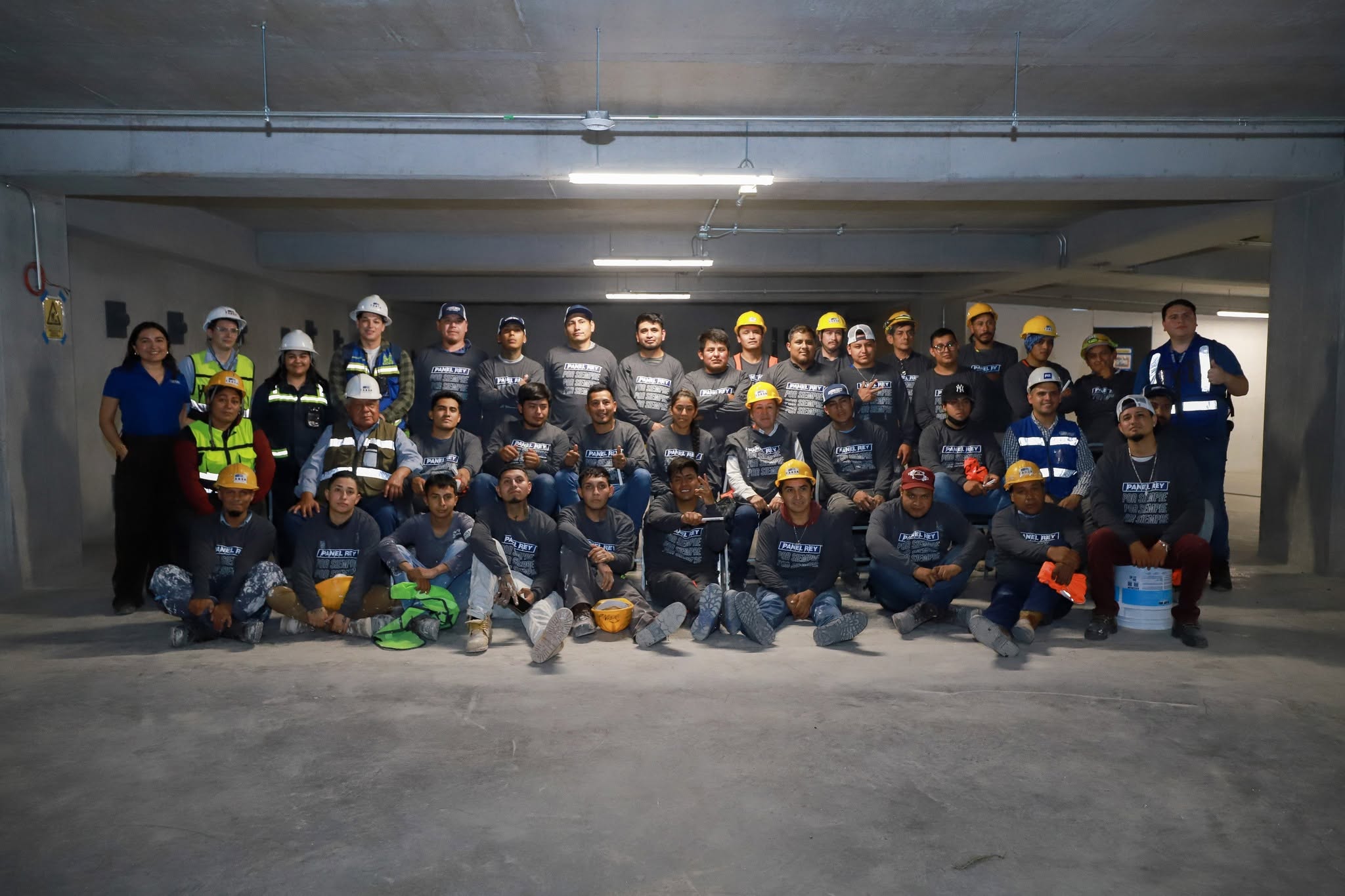Dia de la Santa Cruz 2026 con instaladores de construccion ligera Panel Rey