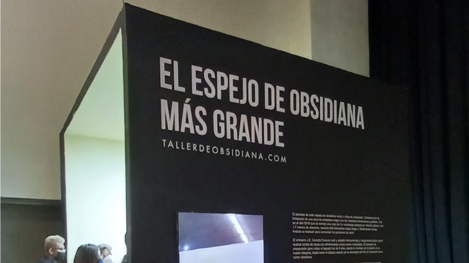 El Espejo de Obsidiana más Grande del Mundo | Stand hecho con materiales Panel Rey 