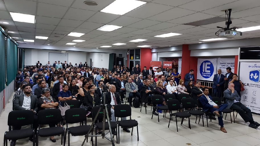 Enriqueciendo Conocimientos en la Conferencia de Fachadas Ligeras para Edificios de Gran Altura en El Salvador